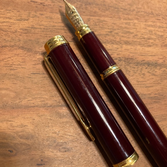 Waterman Ideal 18K Burgundy Fountain Pen - Picture 4 of 5